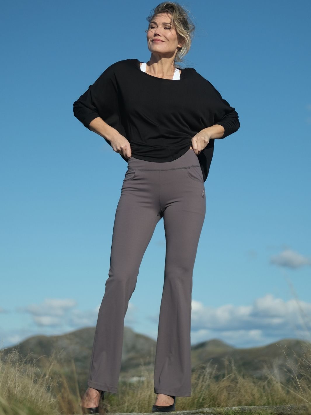 Lule Flare pocket pant Warm Stone